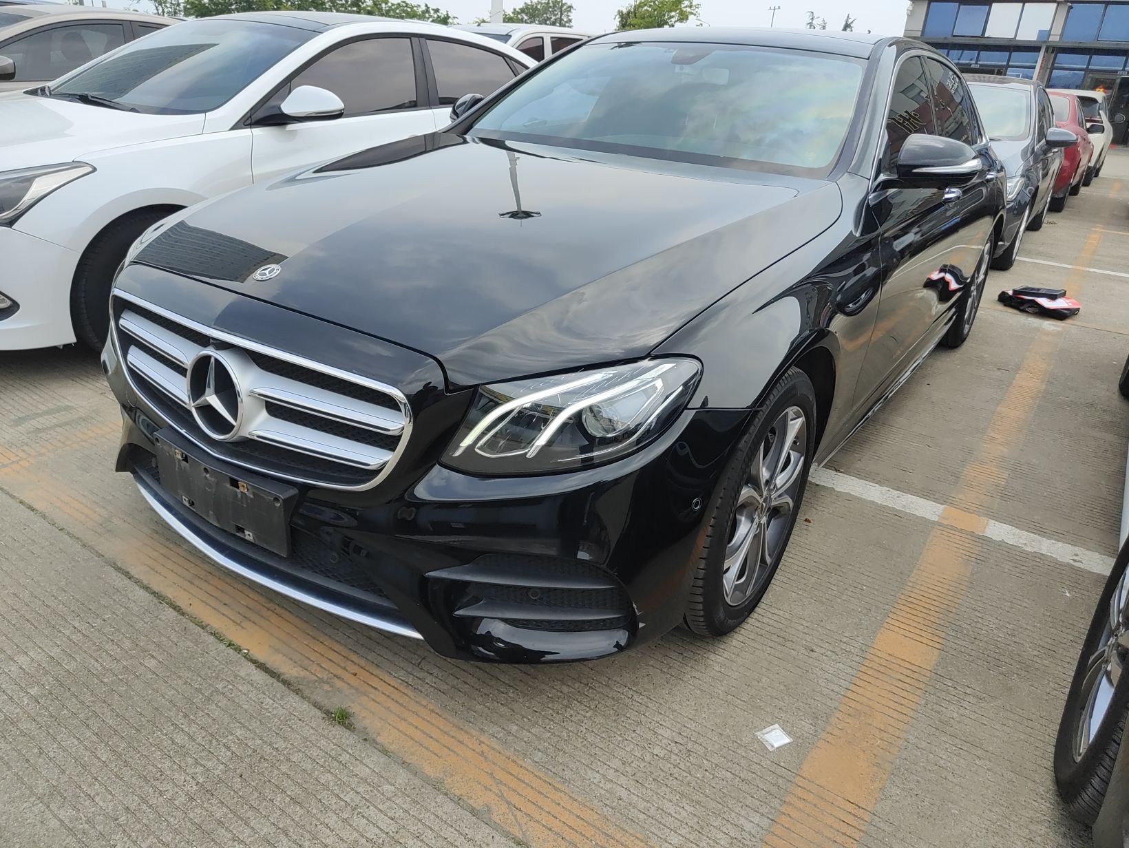 Под передней частью автомобиля