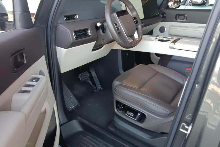 Used Li Auto MEGA 2024 Ultra Model Interior 3