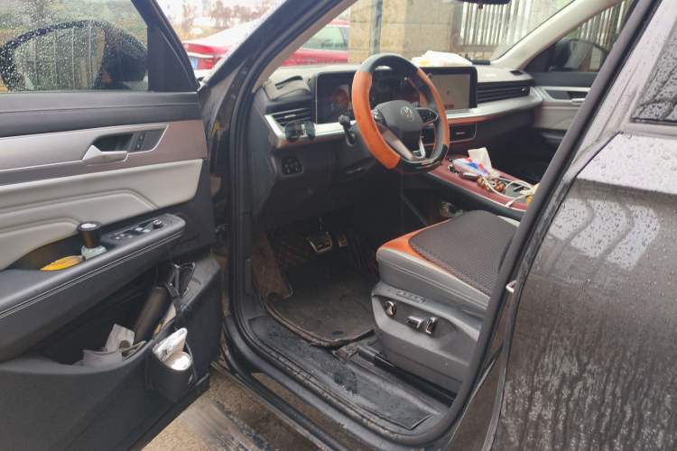 Used Volkswagen Tavendor 2024 380TSI All-Wheel-Drive R-Line Cruise Premium Edition Driver Seat