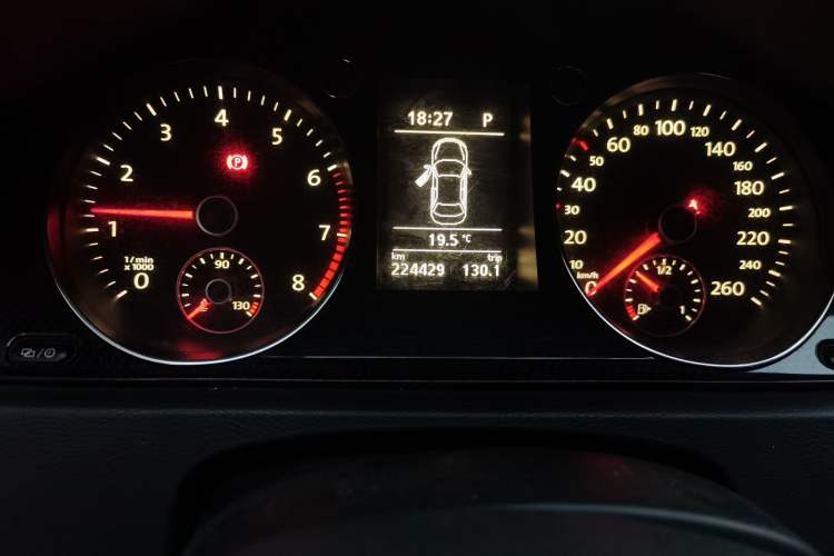 Used Volkswagen Magotan 2013 1.8TSI Luxury Model Odometer Close Up