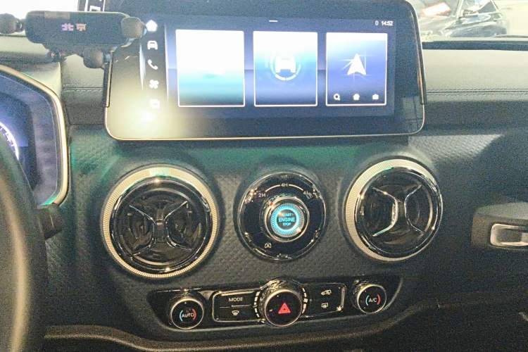 Used BAIC Off-Road BJ40 2024 2.0D Blade Hero Glory Edition Audio And AC Panel