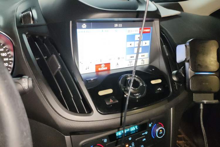 Used Ford Kuga 2017 EcoBoost 180 Two-Wheel-Drive Tiger Leap Model Audio And AC Panel