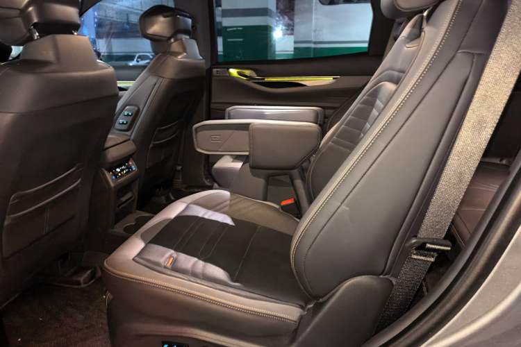 Used Ford Edge 2023 Edge L 2.0T EcoBoost E-Hybrid Four-Wheel Drive Seven-Seat Supreme Model Left Rear Seat