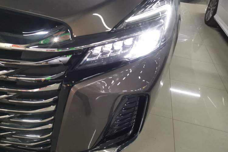 Used Buick GL8 2023 Facelifted Land Cruiser Executive Luxury Version