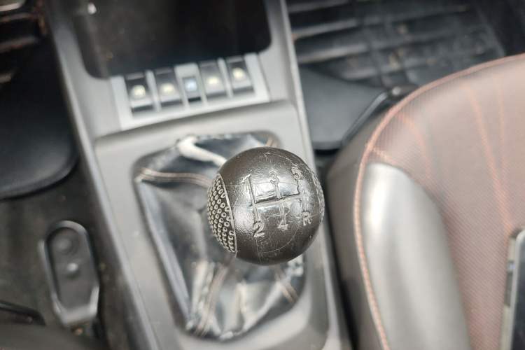 Used Chevrolet Sail 2013 Sedan 1.4L Manual Elegance Edition Gear Lever