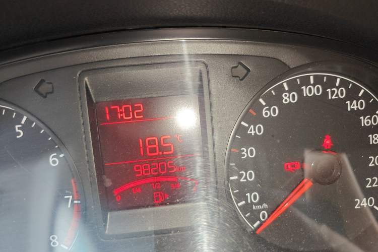 Used Volkswagen Jetta 2015 Zhuihui Edition 1.4L Manual Fashion Model Odometer Close Up