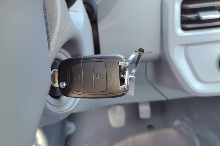 Used Wuling Yangguang 2024 300KM Comfort Version Passenger Van 75kW Interior 1