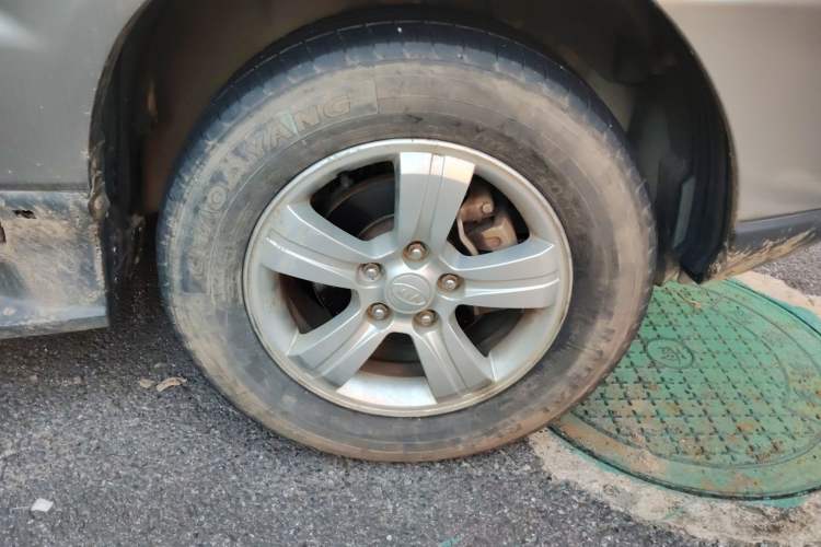 Used Kia Sportage 2012 2.0L Automatic Two-Wheel Drive GL Trim Right Front Wheel Hub