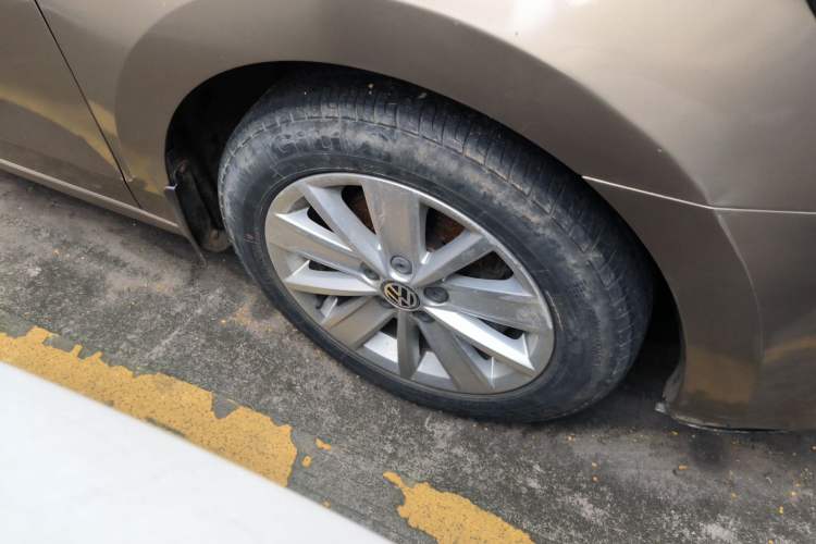 Used Volkswagen Jetta 2015 Value Edition 1.6L Automatic Comfort Version Right Front Wheel Hub