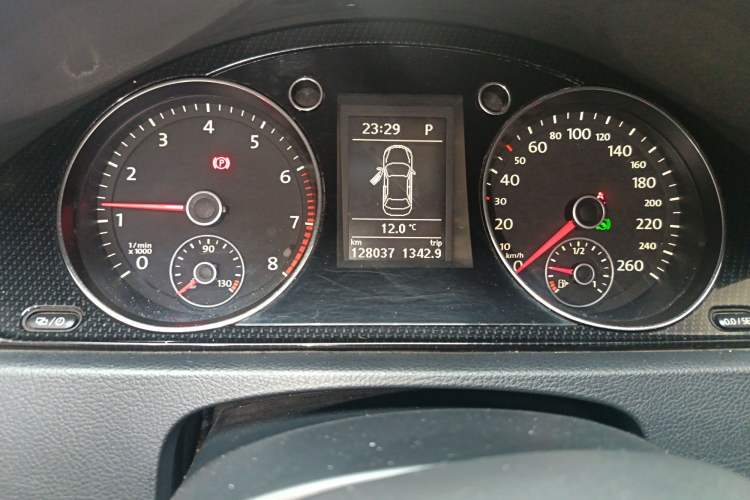 Used Volkswagen Magotan 2012 1.8TSI Comfort Model Odometer Close Up