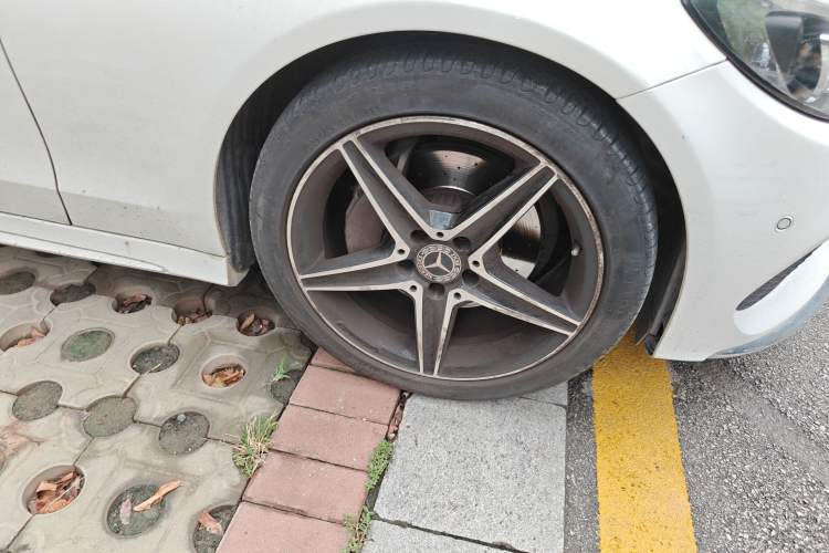 Used Mercedes-Benz C-Class 2018 C 200 Coupe Right Front Wheel Hub