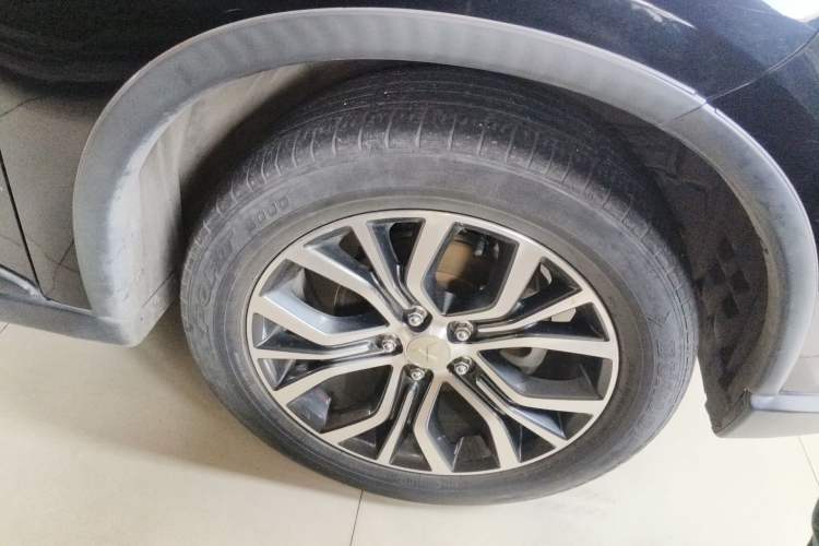 Used Mitsubishi Outlander 2018 2.0L Two-Wheel Drive Glory Edition 5 Seats Right Front Wheel Hub