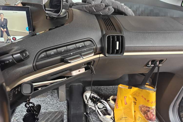 Used Baojun KiWi EV 2022 Designer Lite Edition Ternary Lithium Audio And AC Panel