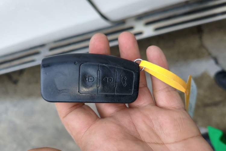 Used JMC Yusheng S350 2017 2.0T Automatic 2WD Diesel Luxury Version with Sunroof 5 Seats
