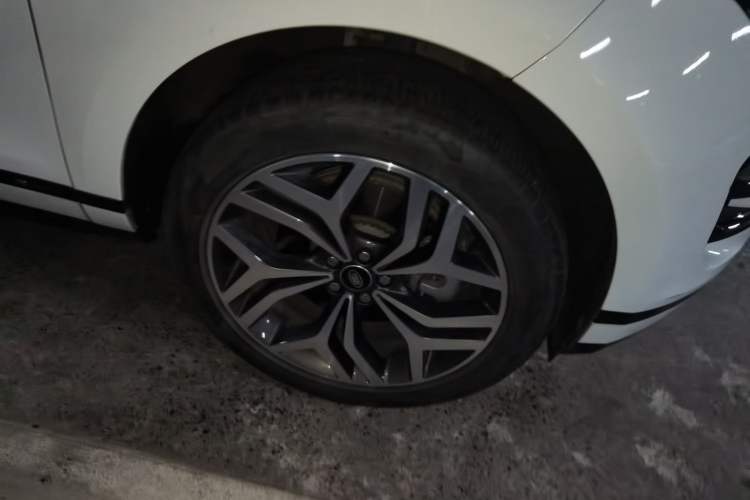 Used Land Rover Range Evoque 2021 Range Rover Velar 249 PS R-Dynamic S Performance Edition Right Front Wheel Hub