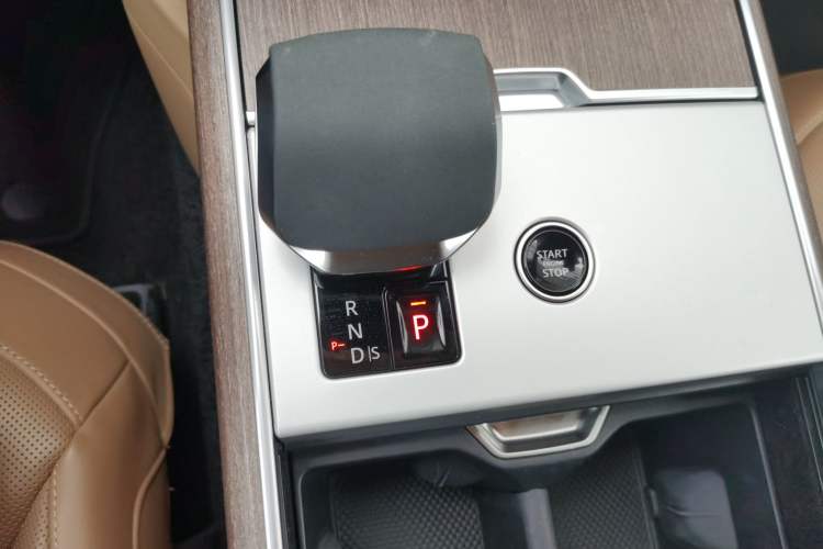 Used Land Rover Range 2024 3.0 L6 400 PS Extended Luxury Edition Gear Lever