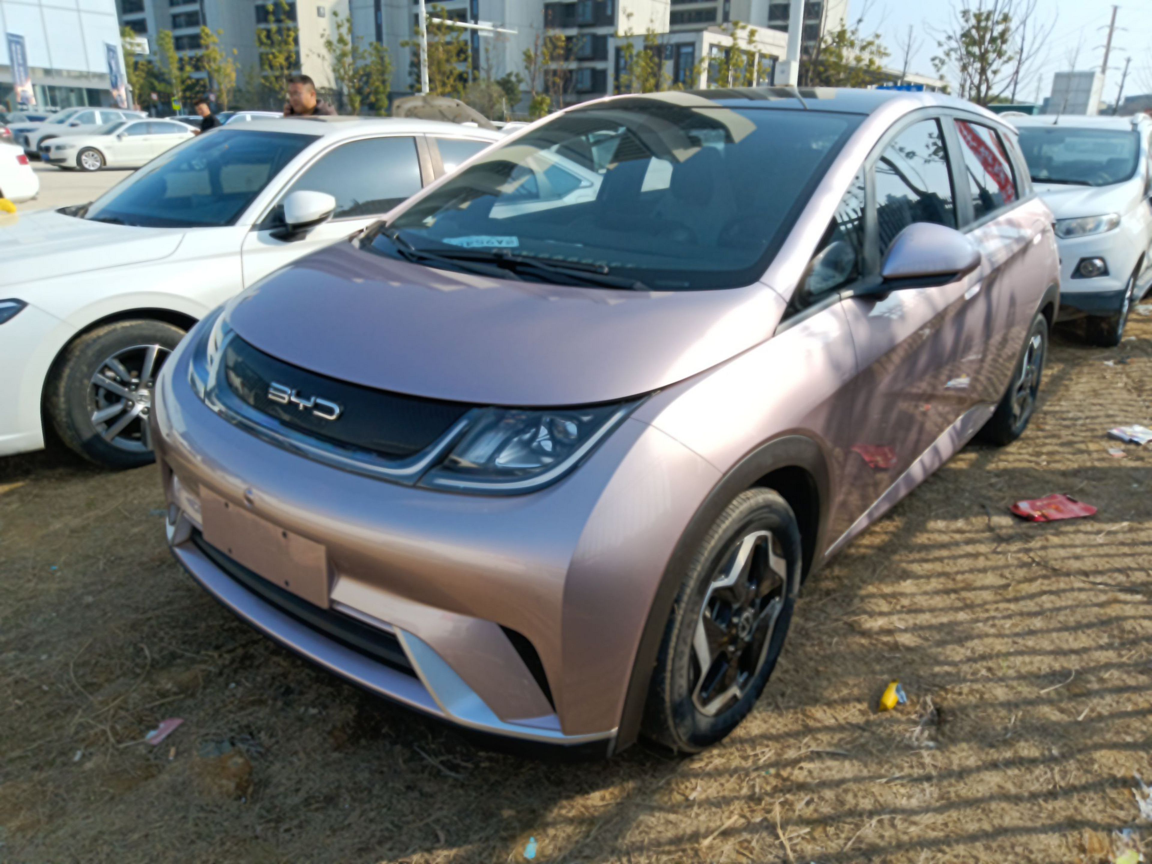 Под передней частью автомобиля