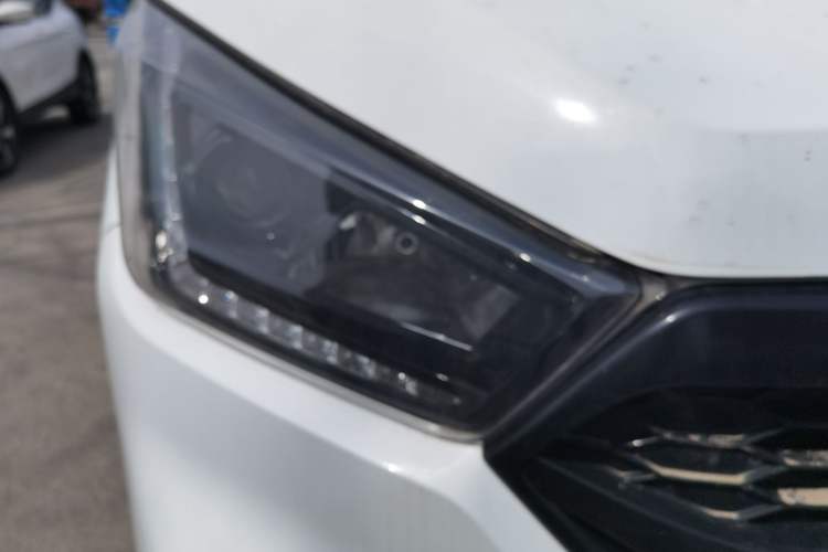 Used JMC Transit 2021 2.8T Space King Taurus Long Wheelbase Mid-Height Roof with Rear Dual Tires 3-Seater Diesel China VI Emission Standard JX493 Right Front Headlight