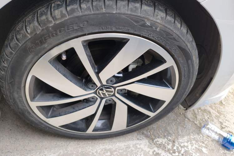 Used Volkswagen Sagitar  Right Front Wheel Hub