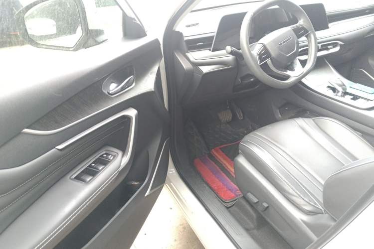 Used Venucia V 2022 260T Custom Edition · Idol
