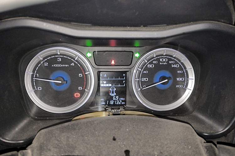 Used Isuzu JLM 2018 2.8T Classic Edition Two-Wheel Drive Luxury Version JE493ZLQ5F Instrument Cluster