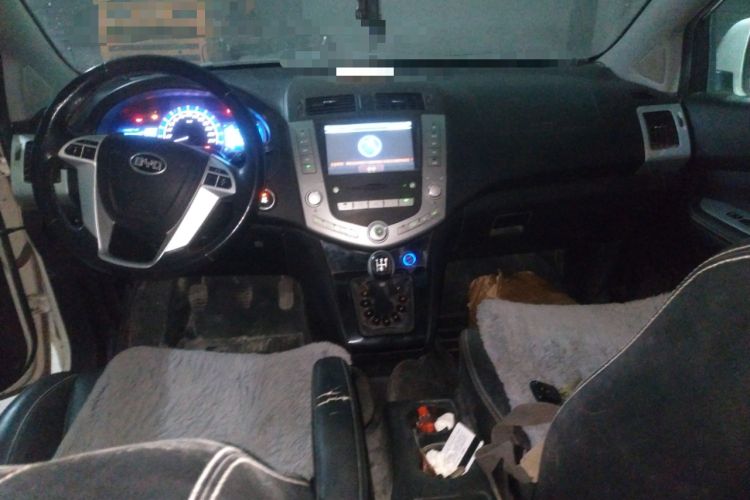 Used BYD S6 2014 2.0L Manual Luxury 5-Seater Center Console