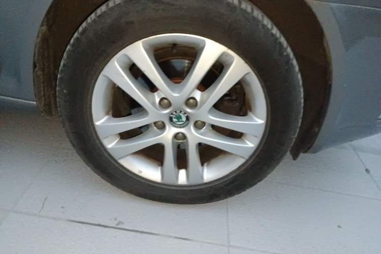 Used Skoda Octavia 2013 1.6L Automatic Yijun Edition Right Front Wheel Hub