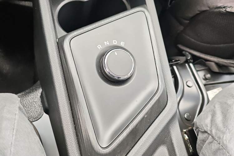 Used CHANGAN KAICHENG Ruixing EM80 2025 Wealth Edition Passenger Version Comfortable Model 6 Seats 300km Side-Hinged Doors
