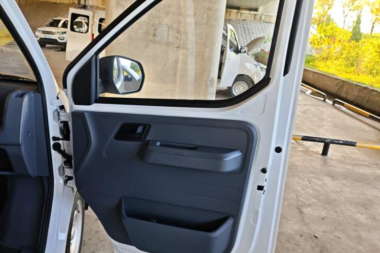 Used Wuling Yangguang 2024 300KM Comfort Version Passenger Van 75kW