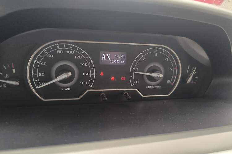 Used SAIC MAXUS Xintu V80 2019 2.5T Classic Model AMT Aoyuntong Long Wheelbase Mid-Roof 7-Seater
