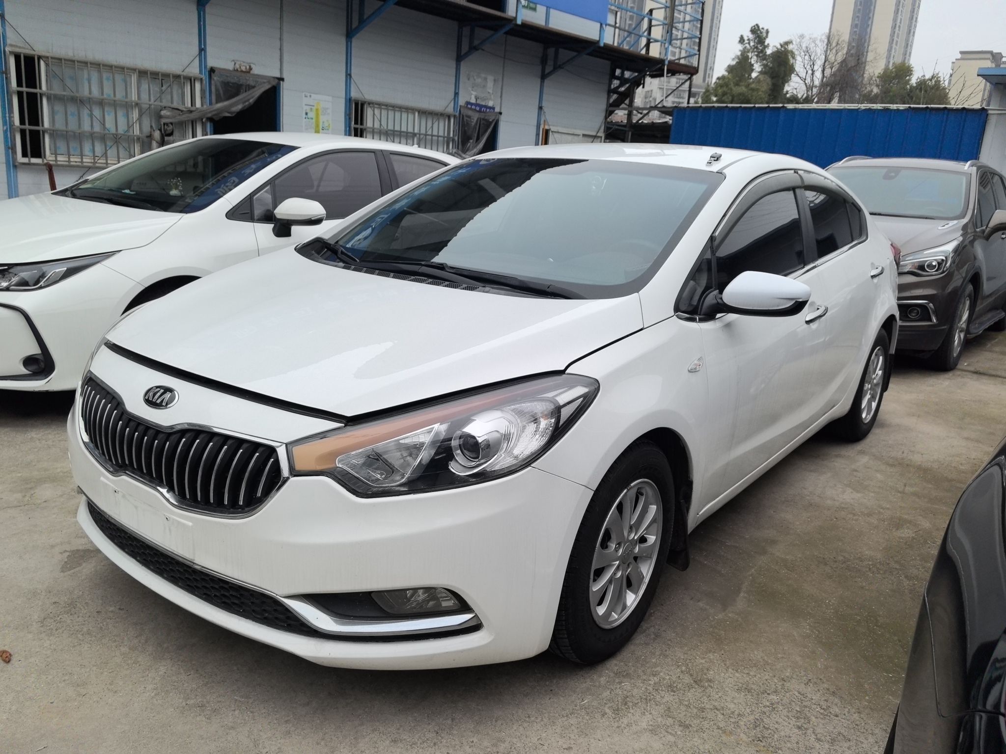 Под передней частью автомобиля