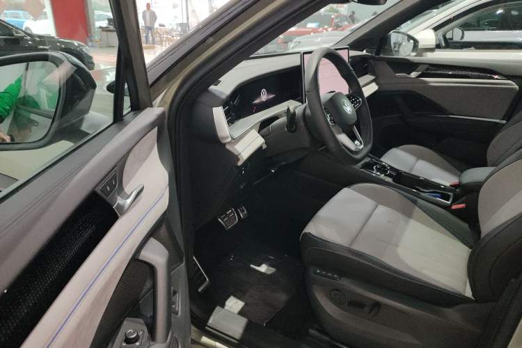 Used Volkswagen Tayron 2025 Tiguan L 380TSI 4Motion Luxury
