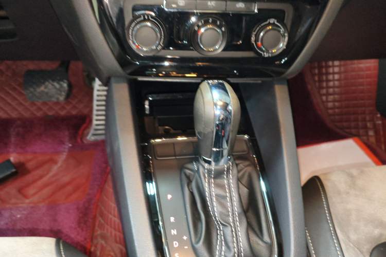 Used Volkswagen Sagitar 2016 280TSI Automatic R-Line Gear Lever