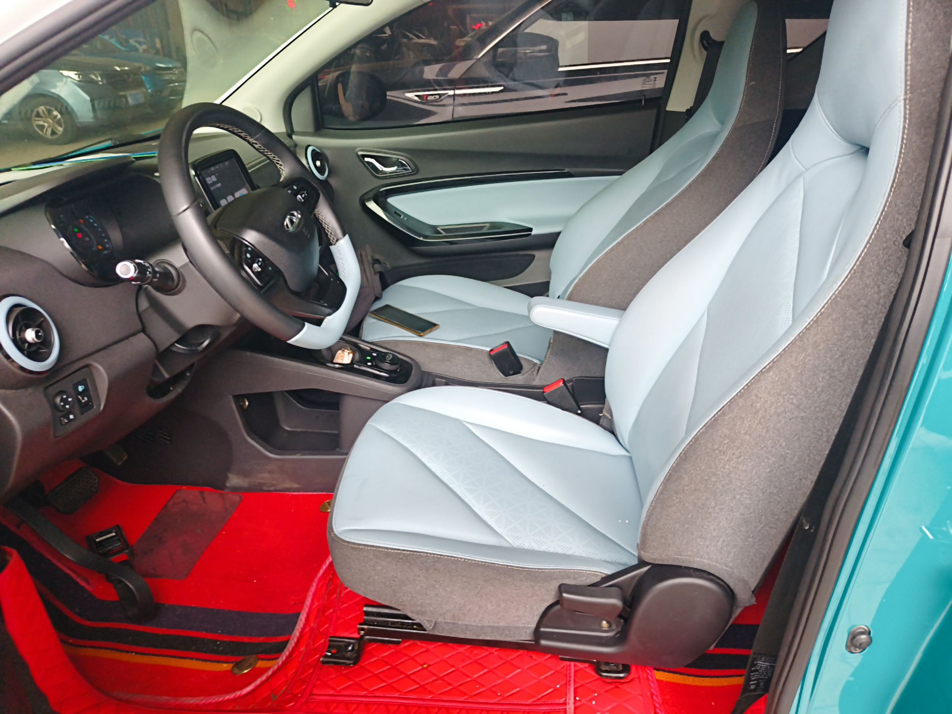 المقاعد الأمامية داخل السيارة