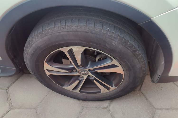 Used Toyota RAV4 2015 2.0L CVT Two-Wheel Drive Fashion Edition
