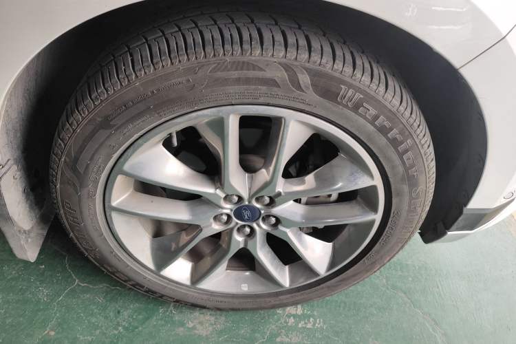 Used Ford Edge 2016 EcoBoost 245 Four-Wheel Drive Titanium 7-Seater Right Front Wheel Hub