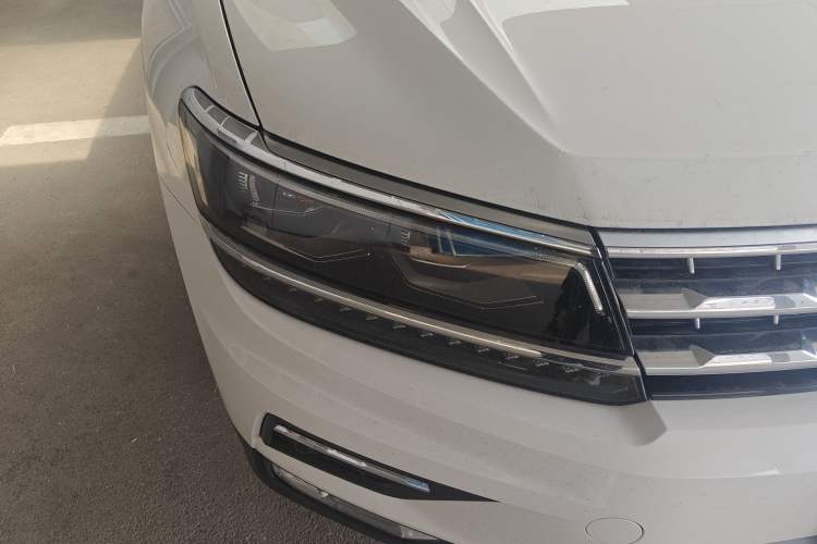 Used Volkswagen Tiguan L 2019 380TSI Automatic All-Wheel Drive Luxury Edition with 7 Seats China VI Standard Right Front Headlight