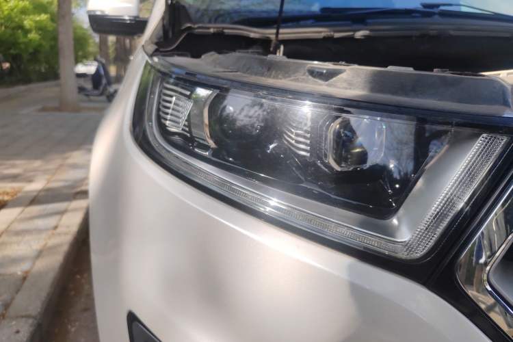 Used Ford Edge 2018 EcoBoost 245 Four-Wheel Drive Titanium 7-Seater Right Front Headlight