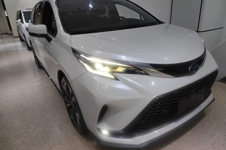 Used Toyota Granvia 2022 2.5L Hybrid Flagship Edition Front Right 45 Deg