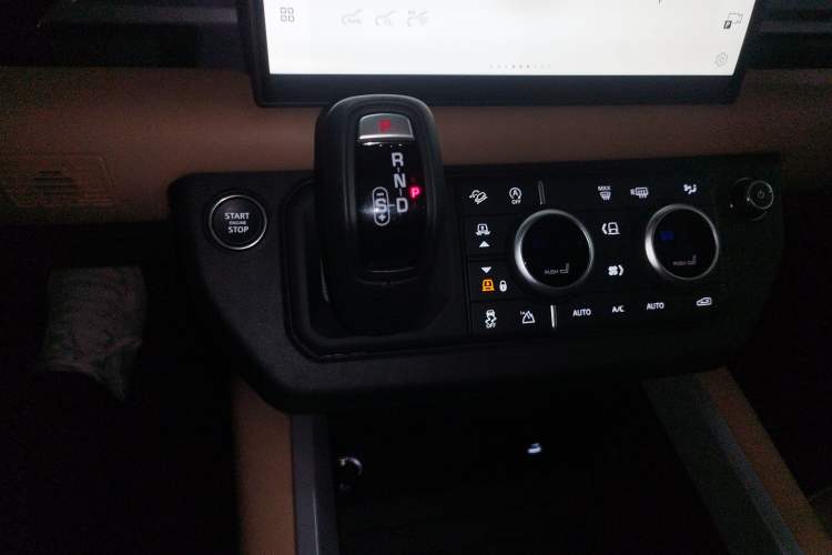 Used Land Rover Defender 2025 110 3.0T P400 Dark Edition Gear Lever