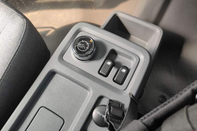 Used Wuling Yangguang 2024 300km Comfort-Grade Passenger Van 60kW
