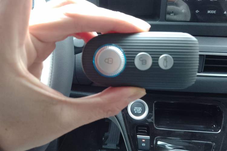 Used Sinotruk Pioneer V 2025 Multi-Function PRO Version 2.0T Automatic Short Wheelbase Low Roof Vehicle Key