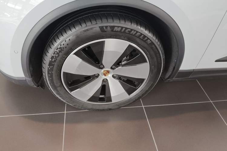 Used Porsche Macan 2024 Macan 4 Left Front Wheel Hub