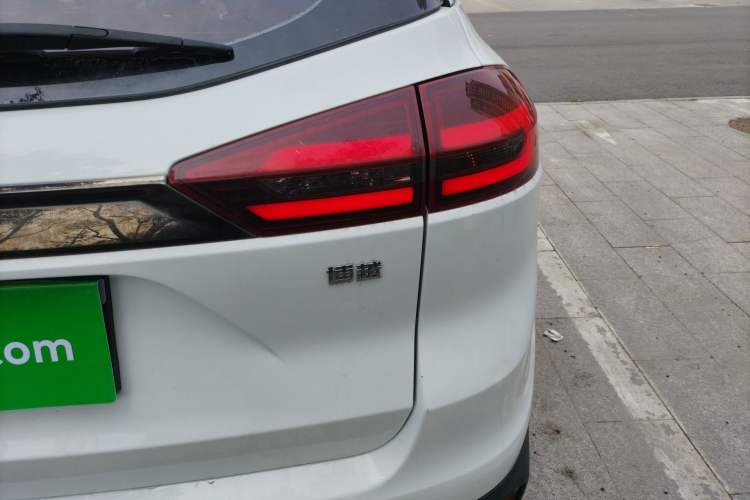 Used Geely Auto Emgrand X7 Sport 2020 1.8TD Manual Two-Wheel Drive Zhiya Model Exterior 3