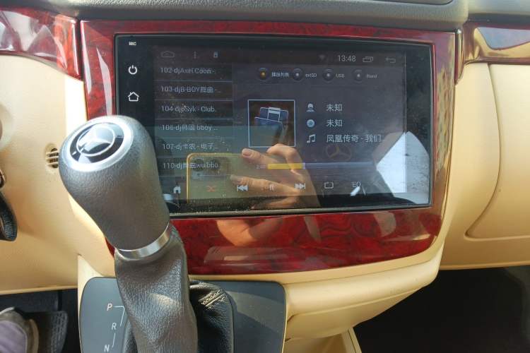 Used Mercedes-Benz Vito 2013 3.0L Elite Edition Audio And AC Panel