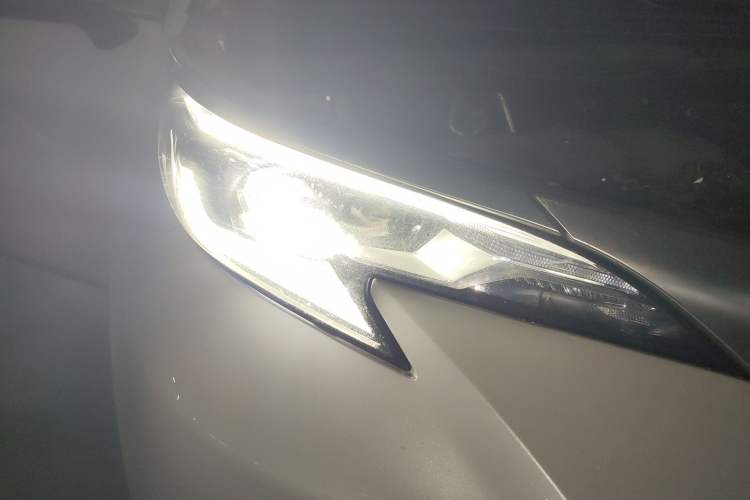 Used Toyota SIENNA 2021 2.5L Hybrid Platinum Edition Right Front Headlight