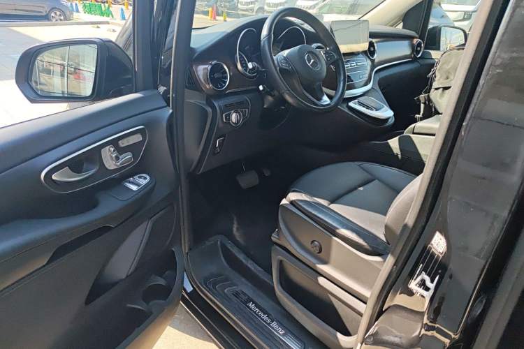 Used Mercedes-Benz V-Class 2020 V 260 Avantgarde Edition Driver Seat