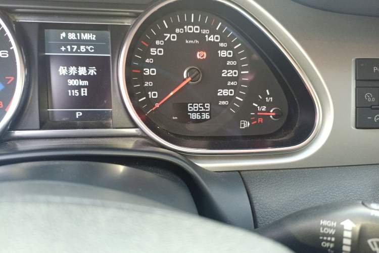 Used Audi Q7 2013 35 TFSI Ambition Edition Odometer Close Up