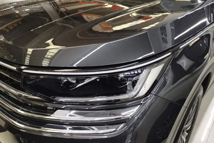 Used Volkswagen Tavendor 2023 330TSI Luxury Touring Edition Left Front Headlight