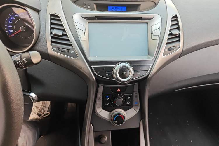 Used Hyundai Elantra (5th Generation / Langdong) 2012 1.6L Automatic Fashion Edition Audio And AC Panel